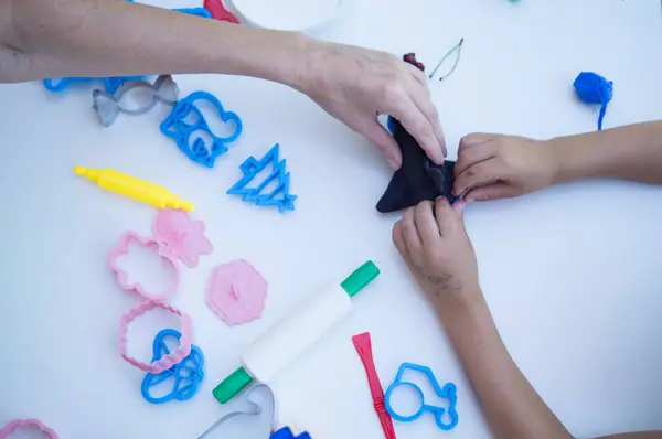 Çocuk okula dönüp kil döker ve el işi yapar.