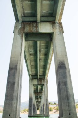 Sudan çekilen bir köprünün alt görüntüsü