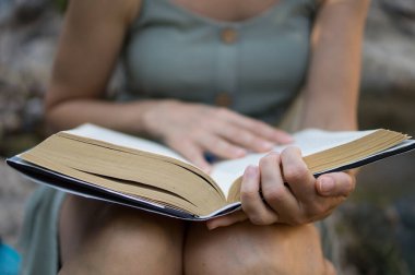 kadın ormandaki bir kitap okuma