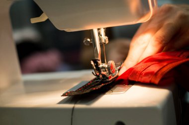 Dikiş makinesini iğneyle kapat.