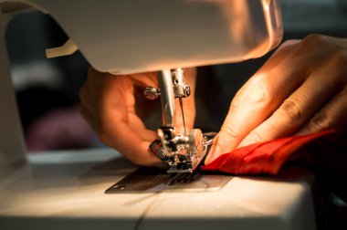 Dikiş makinesi terzinin elinde.