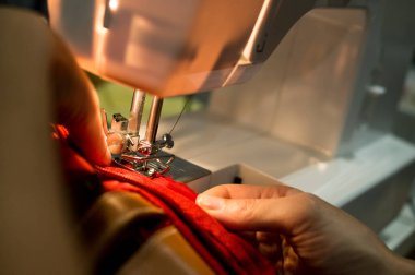 Atölyedeki dikiş makinesi işlemi. Dikiş ve dikiş konsepti. Adam işyerinde..