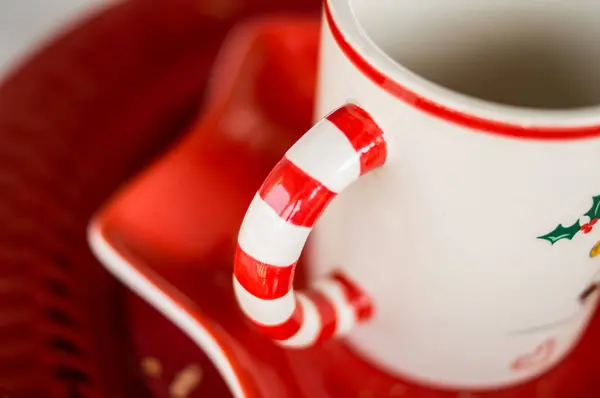 Beyaz arka planda noel ağacı olan kırmızı noel kupası, noel süsü