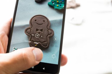 Cep telefonunda zencefilli kurabiye.