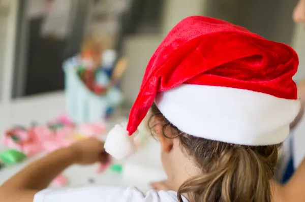 Noel Baba şapkası takan kız.