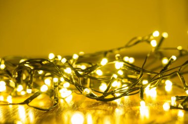 Siyah arka planda sarı bir çelenk