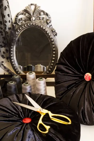 Önünde altın makas olan bir terzi masasının hayatı