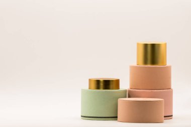 Işık arkaplan üzerinde farklı kozmetik kaplar seti