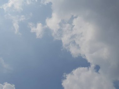 Yumuşak, yumuşak bulutlar ve açık mavi tonlarla dolu yüksek çözünürlüklü bir gökyüzü fotoğrafı. Hava, doğa, dinginlik ve arka plan temaları için mükemmel..