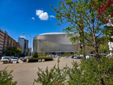 Madrid, İspanya 7 Nisan 2025: Madrid 'deki ikonik Santiago Bernabu stadyumu Chamartn bölgesindeki kapsamlı yenileme çalışmalarının ardından fütüristik cephesini gösteriyor