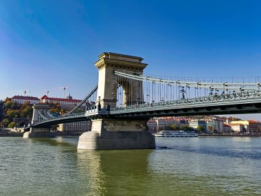 Budapeşte, Macaristan 27 Ekim 2024: Tuna Nehri üzerindeki Szchenyi Zinciri Köprüsü, açık bir sonbahar gününde Buda ve Pest 'i şehrin kalbine bağlar..