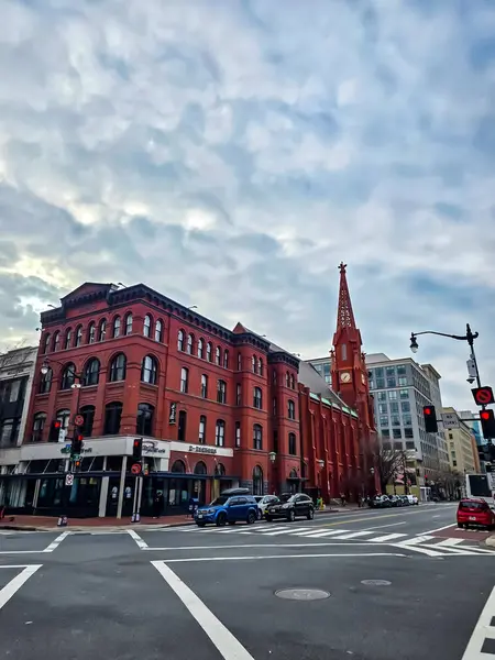 Washington, ABD 26 Aralık 2024: Washington DC şehir merkezindeki sokak köşesinden görülen tarihi kırmızı tuğla binalar ve kilise.