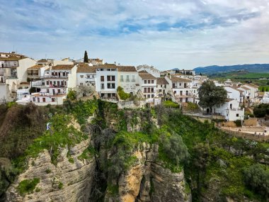  Geleneksel beyaz evler İspanya 'nın Ronda kentindeki El Tajo vadisinin tepelerine tünemiş kırsal manzaralı manzaralar sunuyordu..