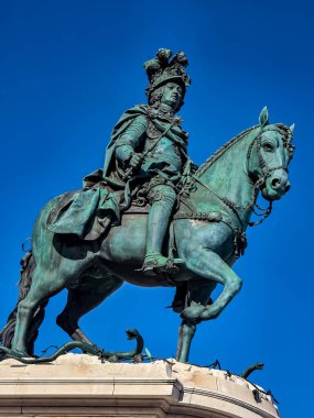 Lizbon, Portekiz 2 Nisan 2025: Praa do Comrcio 'da açık mavi gökyüzü altında Kral I. Jos' un bronz binicilik heykeli