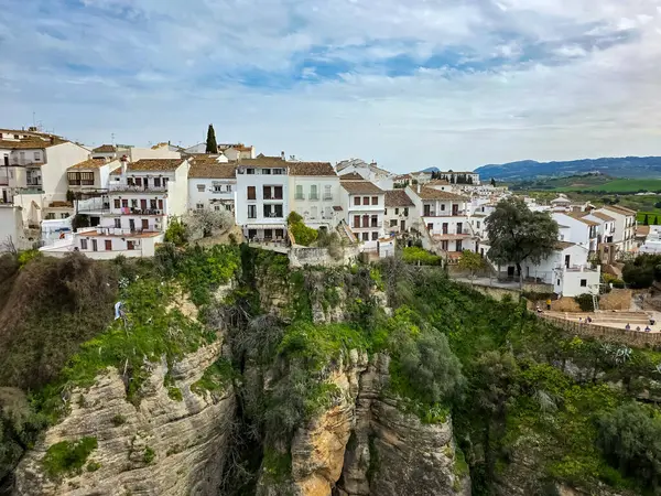  Geleneksel beyaz evler İspanya 'nın Ronda kentindeki El Tajo vadisinin tepelerine tünemiş kırsal manzaralı manzaralar sunuyordu..