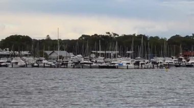 Perth, Avustralya, Motorbotlar ve yatlar nehir kenarındaki marinaya kenetlendi..