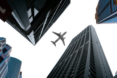 Gökdelenlerin ortasındaki uçakla dramatik hava perspektifi şeffaf arkaplanda izole edildi