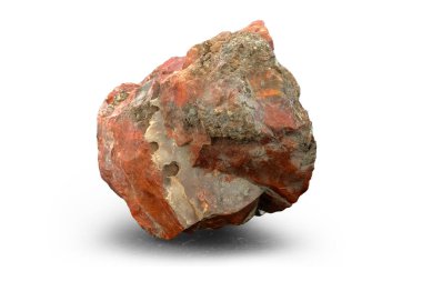 Kırmız Jasper mineral numunesi beyaza izole edildi.