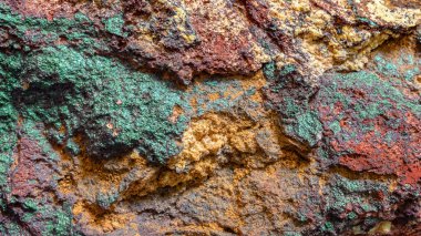 Güzel renkli kaya mineral dokusu yeşil mavi kırmızı makro fotografi kapat. 