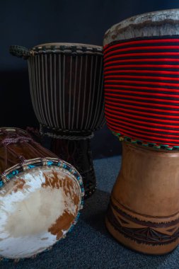 El yapımı Djembe ve keçi derisi başlıklı Dundun Davulları