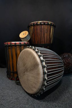 El yapımı Djembe ve keçi derisi başlıklı Dundun Davulları