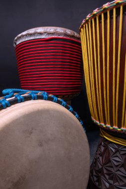 El yapımı Djembe ve keçi derisi başlıklı Dundun Davulları