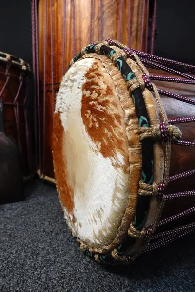 El yapımı Djembe ve keçi derisi başlıklı Dundun Davulları