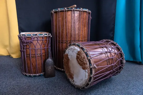 El yapımı Djembe ve keçi derisi başlıklı Dundun Davulları