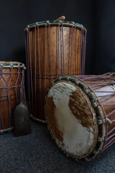 El yapımı Djembe ve keçi derisi başlıklı Dundun Davulları