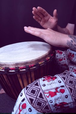 Etnik Pantolonda Afrika Aracı Davul Çalarken Ellerin Kapanışı
