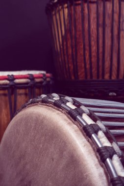 Geleneksel Perküsyon Aracı ile Canlı Afrika Müzik Oturumu