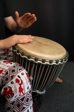 Etnik Pantolonda Afrika Aracı Davul Çalarken Ellerin Kapanışı