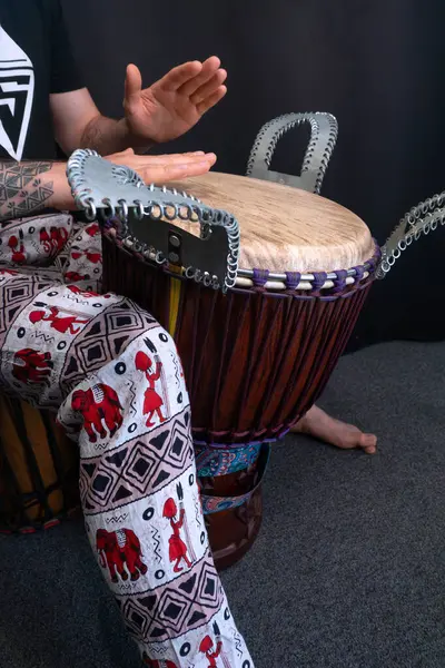 Geleneksel Afrika Djembe Kültür Davulu Çalan Adam