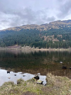 Dağlardaki güzel göl manzarası