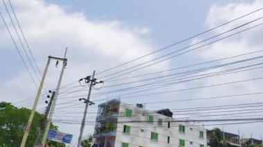 Şehrin elektrik direği.