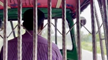 Araba süren bir adam.