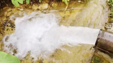 Nehre su sıçrıyor