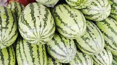 Pazarda taze karpuzlar