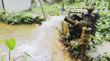 Bahçede su akıyor.