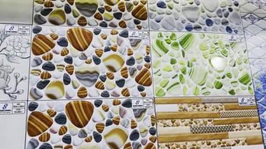 Modern bir binanın içinde.