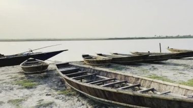 Akşamları nehirde balıkçı teknesi