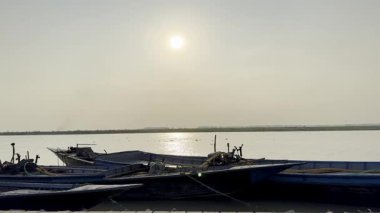 Nehirde balıkçı teknesi