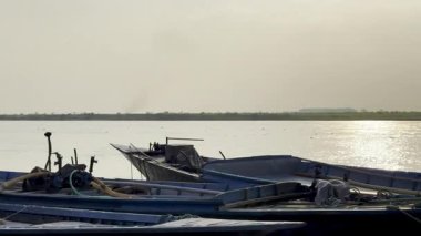 Gölde balıkçı teknesi