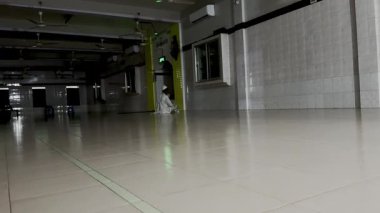 Modern bir binanın içinde.