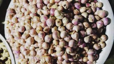 Tahta kasede taze soğan, yakın çekim.