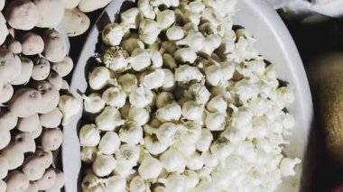 Piyasada çiğ sarımsak