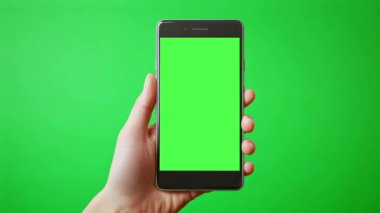 Elinde boş ekranlı yeşil akıllı telefon tutan adam.