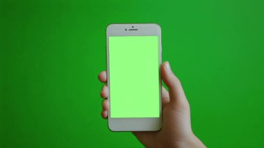 Yeşil ekranda akıllı telefon kullanan adam