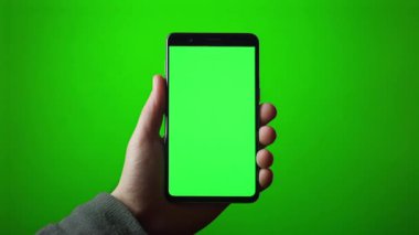Bir smartphone tutan bir adam