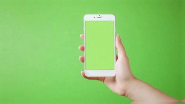 Bir akıllı telefon elinde tutan kadın